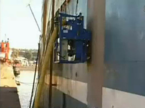 垂直石油儲罐拋丸機防腐施工現(xiàn)場 垂直石油儲罐拋丸機防腐施工現(xiàn)場