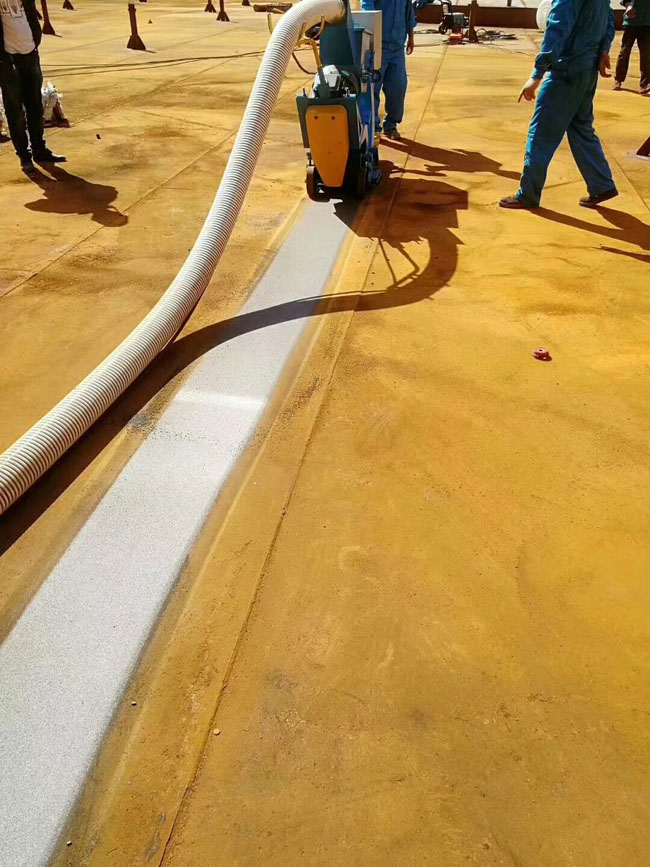 lm270單拋頭路面拋丸機在鋼橋面上施工效果圖 lm270單拋頭路面拋丸機在鋼橋面上施工效果圖