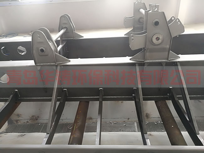 掛車底盤(pán)拋丸除銹清理效果圖 掛車底盤(pán)拋丸除銹清理效果圖